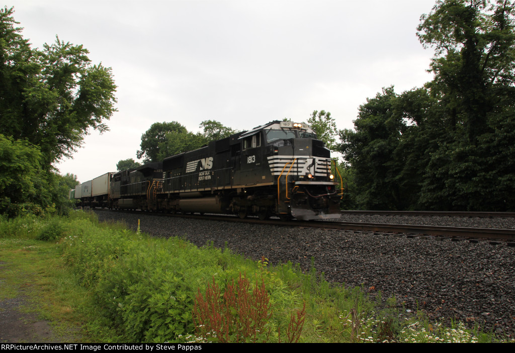 NS 1813 takes train 20K onto the siding